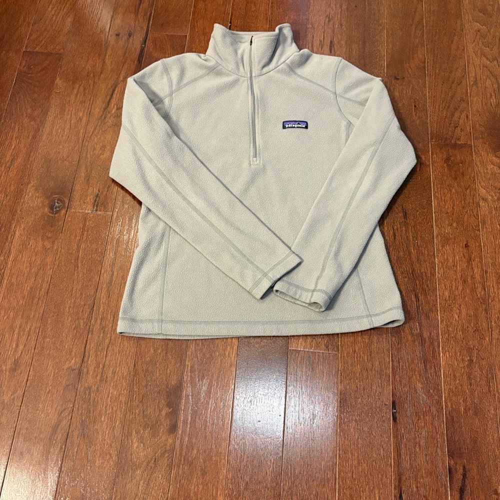 Patagonia light gray quart-zip fleece
